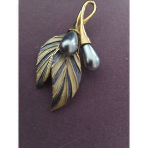 Vintage Graffiti Mid Century Gray Pearl And Enamel Leaf Brooch Pin